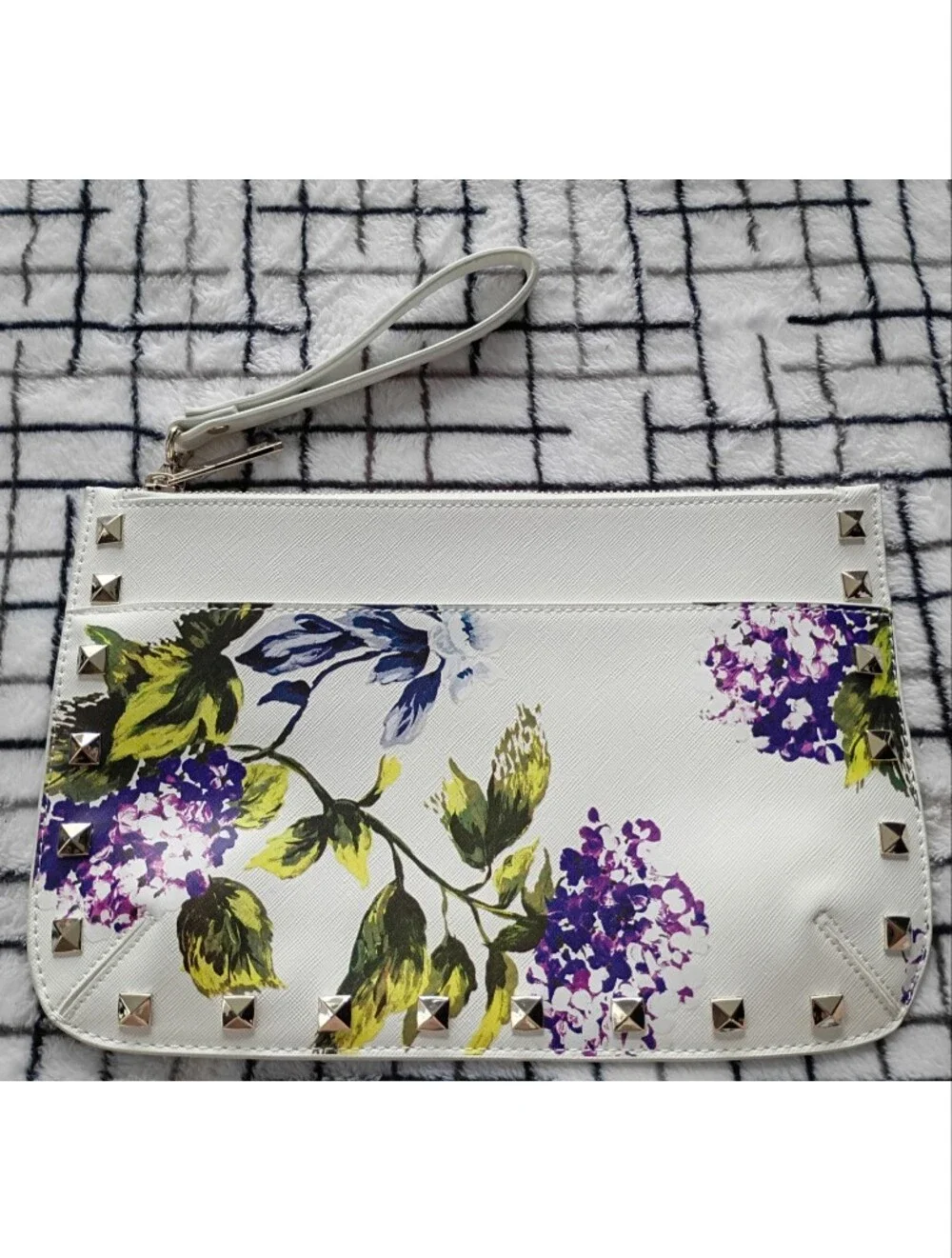 White House Black Market White Floral Wristlet Clutch with Stud Accents NWOT - Picture 1 of 7